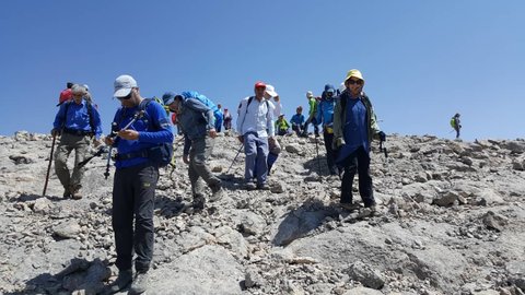 صعود تیم کوهنوردی سازمان بهزیستی کشور به قله شاهان‌کوه اصفهان