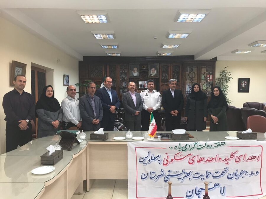 گیلان | اهدای کلید سه واحد مسکن مددجویی به مناسبت گرامیداشت هفته دولت در لاهیجان