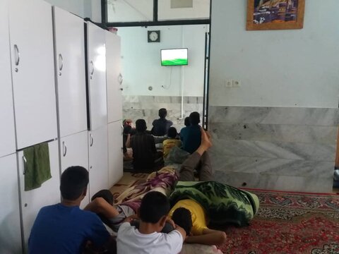فرزندان مراکز شبه خانواده در حال تماشای فوتبال