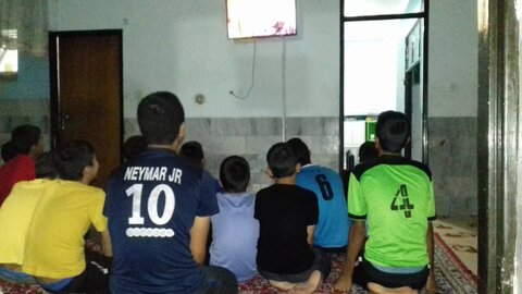 فرزندان مراکز شبه خانواده در حال تماشای فوتبال