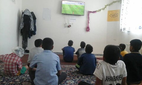 کودکان مراکز در حال تماشای فوتبال