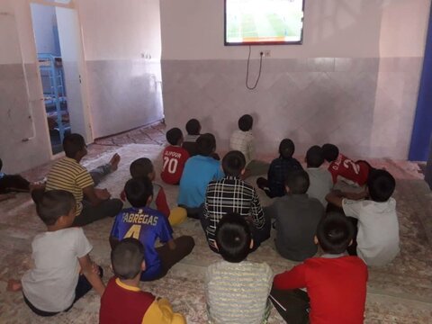 کودکان مراکز کرمان در حال تماشا دربی