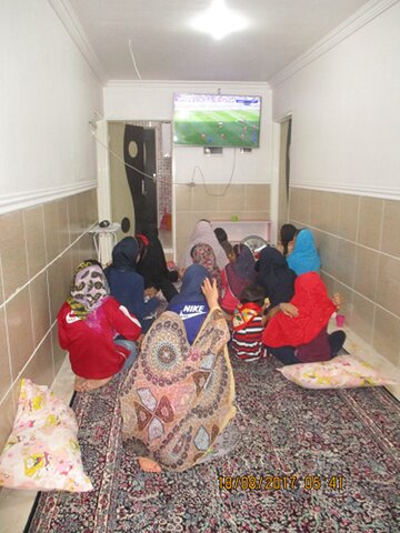 کودکان مراکز کرمان در حال تماشا دربی
