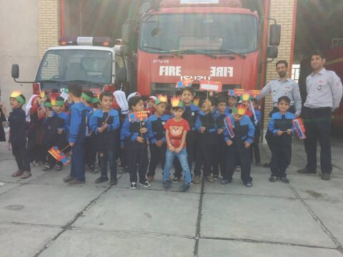 کودکان شهرستان تفت روز آتش نشانی و ایمنی به آتش نشانان تبریک گفتند