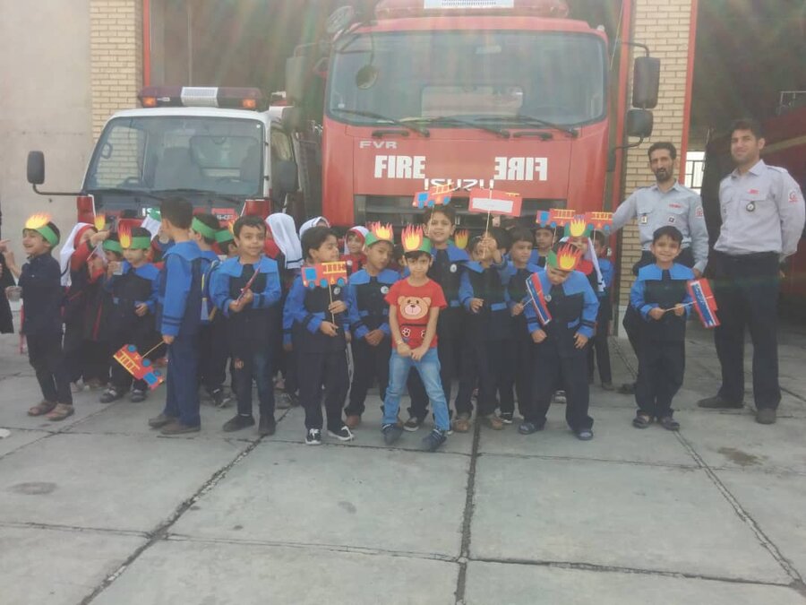 کودکان شهرستان تفت روز آتش نشانی و ایمنی به آتش نشانان تبریک گفتند
