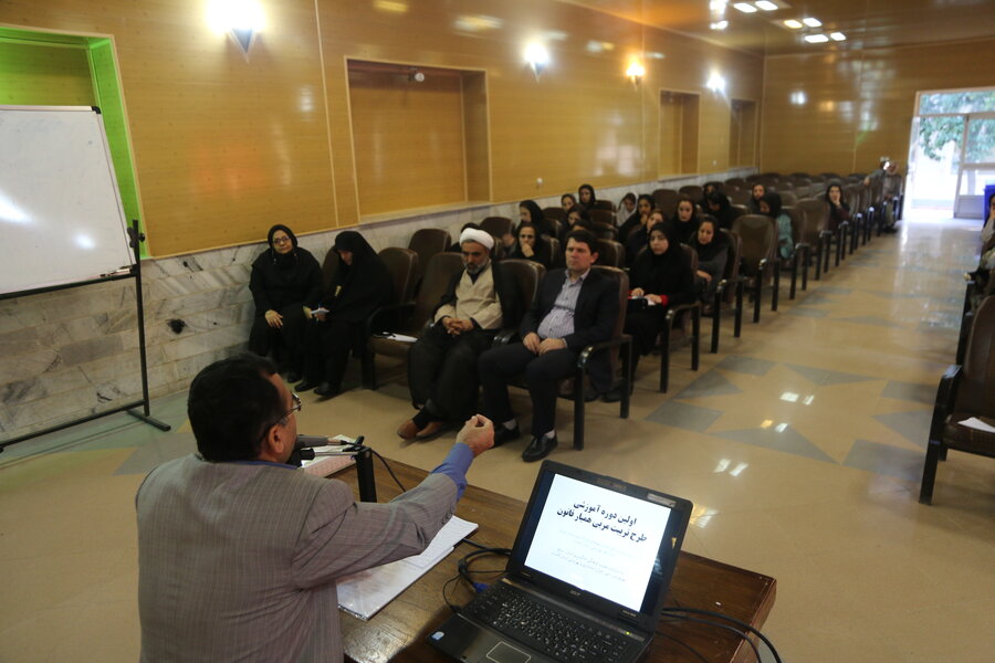 اولین دوره آموزشی تربیت مربی همیار قانون کشور در گلستان برگزار شد