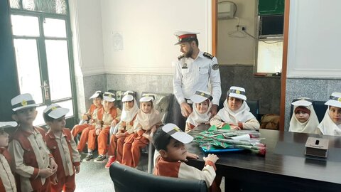 باوی|گزارش تصویری|رئیس بهزیستی شهرستان باوی به همراه کودکان مهدهای کودک با حضور در اداره پلیس راهور   هفته ناجا را تبریک گفتند