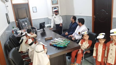 باوی|گزارش تصویری|رئیس بهزیستی شهرستان باوی به همراه کودکان مهدهای کودک با حضور در اداره پلیس راهور   هفته ناجا را تبریک گفتند