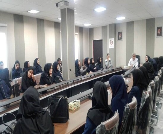 برگزاری جلسه با مراقبین سلامت مرکز بهداشت در قروه