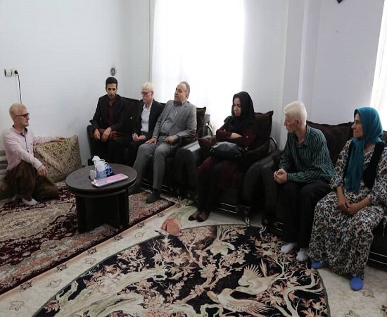 بازدید مدیرکل بهزیستی کردستان ازمنازل مددجویان روشندل بمناسبت روز جهانی عصای سفید