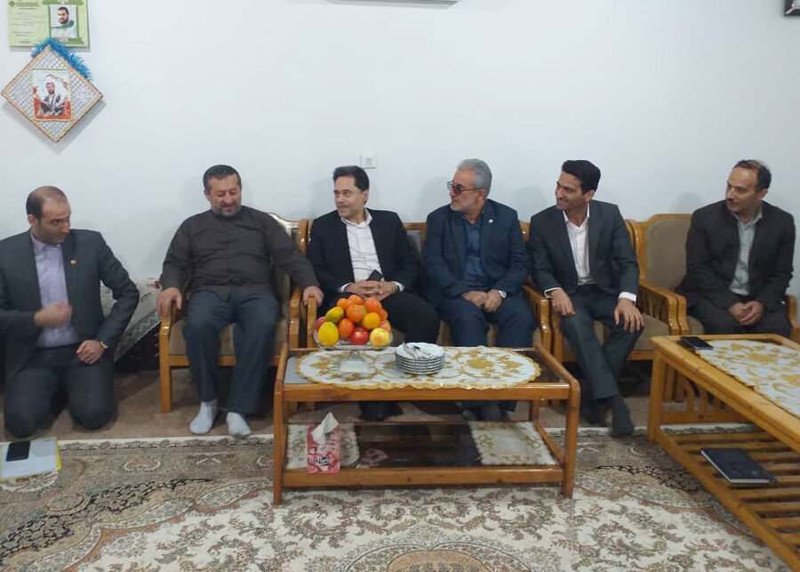 دیدار دکتر حسین نحوی نژاد با خانواده شهید عشوری، اولین شهید مدافع امنیت