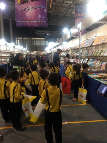 بازدید کودکان مهد کودک مهر و ماه کیش از نمایشگاه کتاب کیش