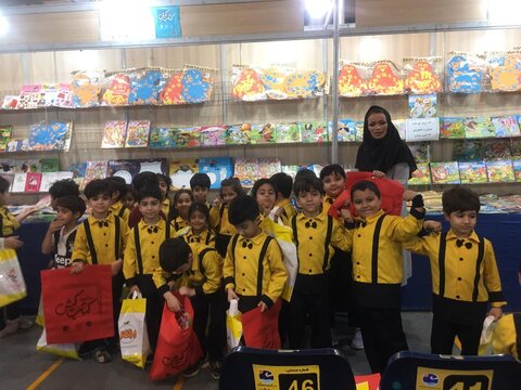 بازدید کودکان مهد کودک مهر و ماه کیش از نمایشگاه کتاب کیش
