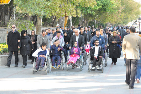 برگزاری همایش پیاده روی خانوادگی افراد دارای معلولیت در یزد
