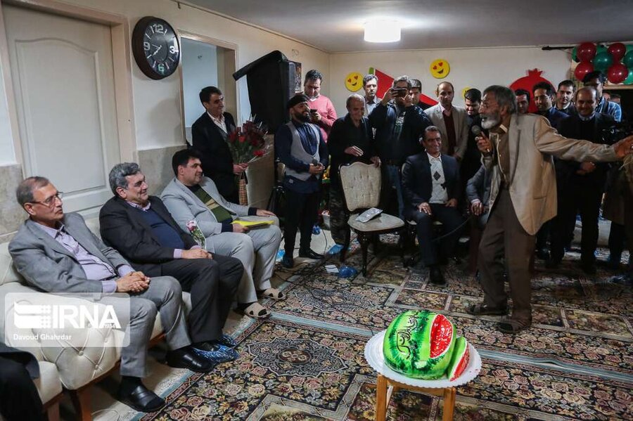 سخنگوی دولت و شهردار تهران در کنار سالمندان
