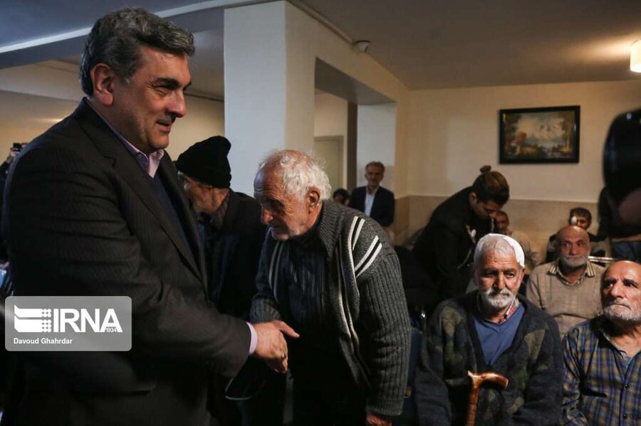 سخنگوی دولت و شهردار تهران در کنار سالمندان