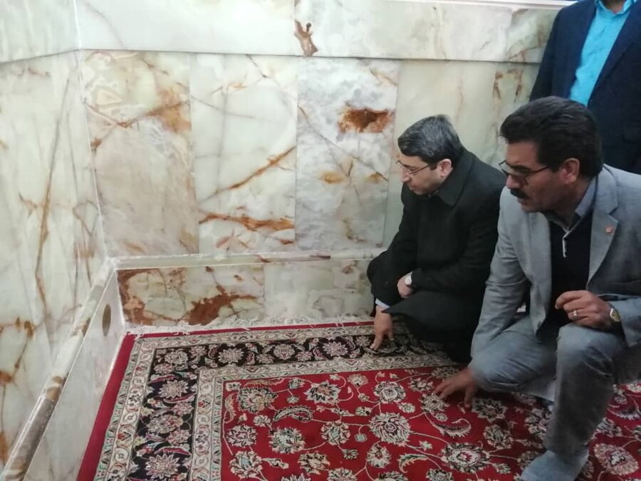زیارت مزار شهید فولادی از شهدای بهزیستی در محل امامزاده حسین بن موسی کاظم در طبس