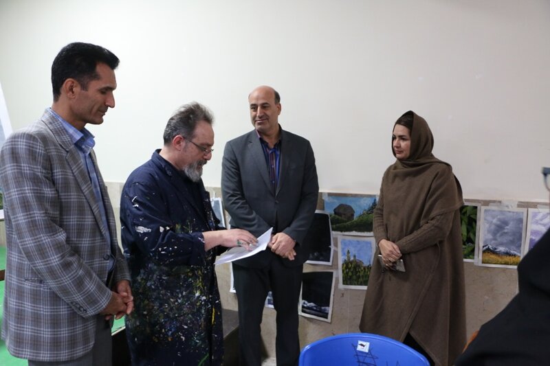 مدیرکل بهزیستی استان کرمان در جریان بازدید از کارگاه آموزشی هنر درمانی در جیرفت هنر درمانی را برای تقویت مهارتهای اجتماعی ضروری دانست