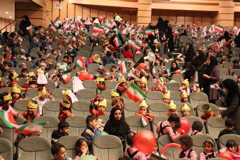 برگزاری جشن انقلاب اسلامی توسط مهدهای کودک