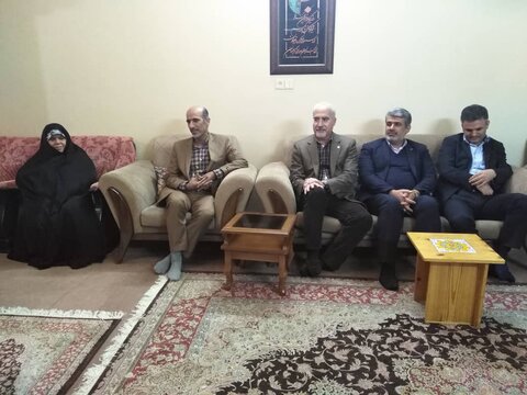 به مناسبت دهه فجر مدیرکل بهزیستی استان با خانواده گرانقدر شهید والا مقام حاج باقر میگلی نژاد دیدار کرد.