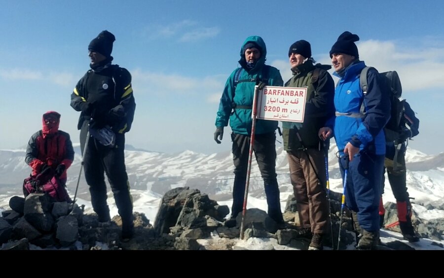 صعود ورزشکاران بهزیستی استان قم به قله 3200 متری برف انبار