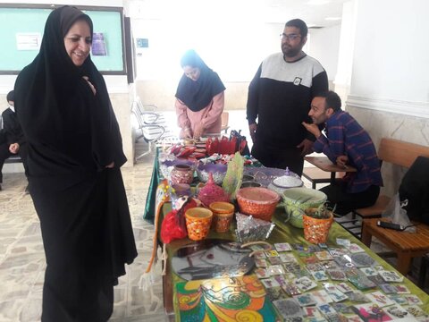 سرپرست بهزیستی شهرستان بوشهر از غرفه صنایع دستی معلولان مرکز پرنیان بازدید کرد.
