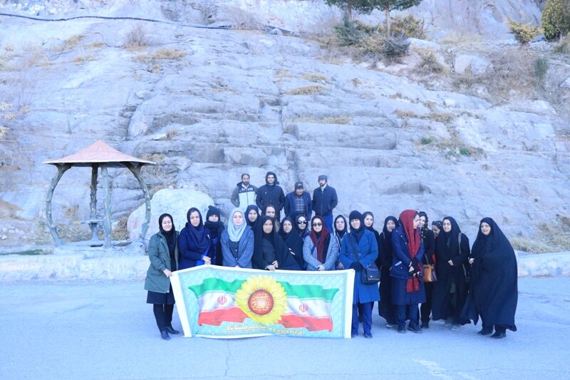 کوهپیمایی کارکنان بهزیستی استان کرمان در دامنه کوه های مسجد صاحب الزمان