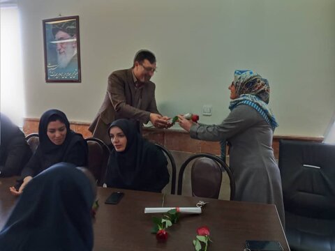 رئیس اداره بهزیستی شهرستان نظرآباد به مناسبت ولادت حضرت زهرا (س) ،روز زن را به همکاران با اهداء لوح تقدیر و شاخه گل تبریک گفت