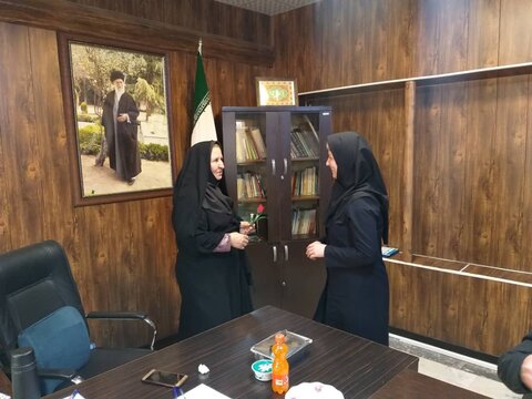 اشتهارد|رئیس اداره بهزیستی شهرستان اشتهارد به مناسبت ولادت حضرت زهرا ،روز زن را به همکاران با اهداء لوح تقدیر و شاخه گل تبریک گفت