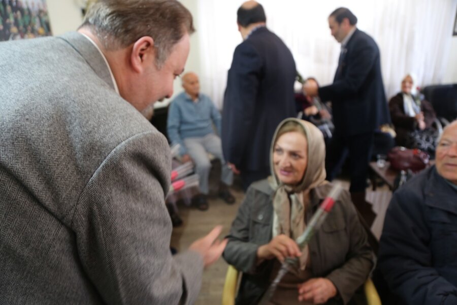 حضور مدیر کل بهزیستی استان در مرکز روزانه آموزشی توانبخشی سالمندان مینا  