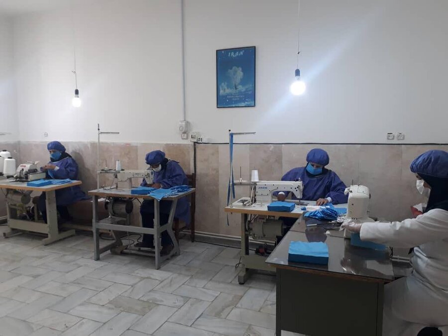  تولید ماسک جمعی از زنان سرپرست خانوار و معلولین شنوایی در شهرستان خمین  