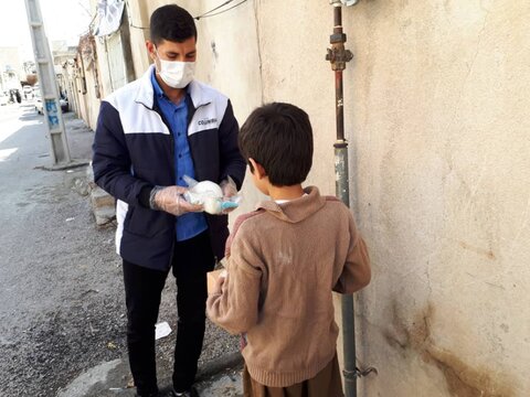 گزارش تصویری ارائه پک های بهداشتی به کودکان کار کرمانشاهی