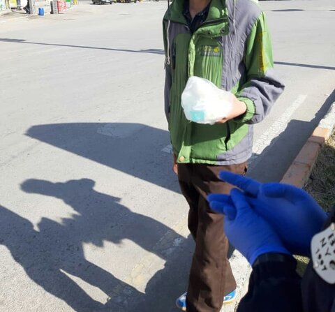 توزیع پک های بهداشتی و بسته های حمایتی ( غذایی )  به کودکان کار و خیابانی اردبیل