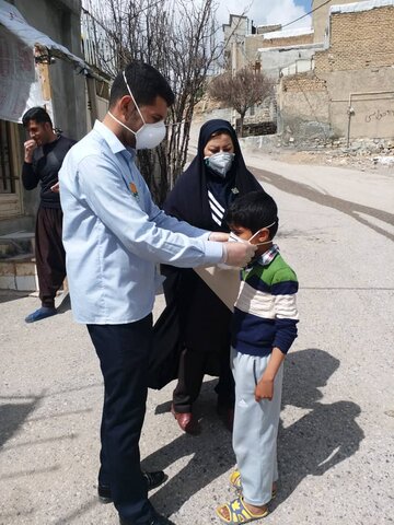 گزارش تصویری۲/ توزیع اقلام بهداشتی در بین کودکان کار کرمانشاهی