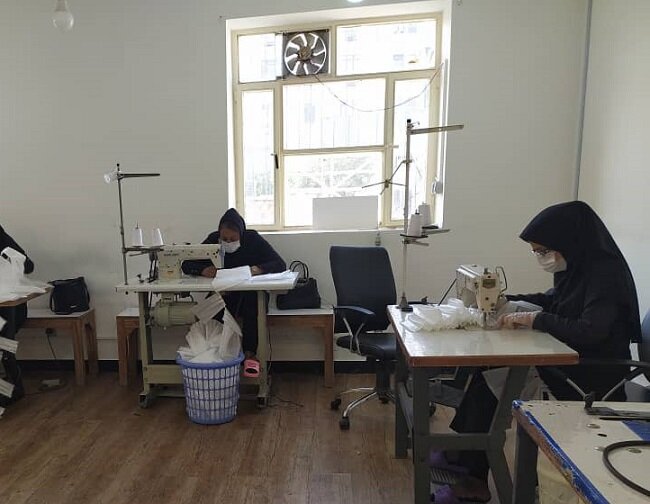 تولید ماسک های بهداشتی در کارگاه خیاطی انجمن ضایعات نخاعی استان