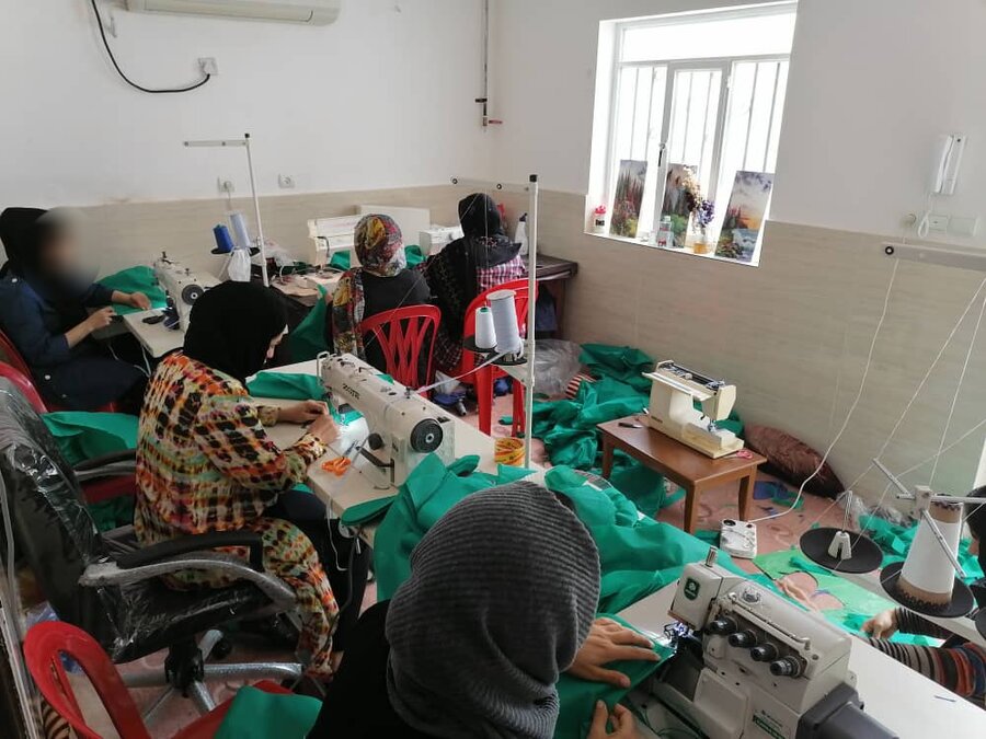 تولید لباس بیمارستانی  و روکش چکمه توسط گروه همیار زنان سرپرست خانوار دزفول