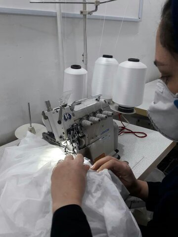 راه اندازی خط تولید لباس ویژه کادرپزشکی بیمارستان توسط زنان سرپرست خانواربهزیستی قزوین