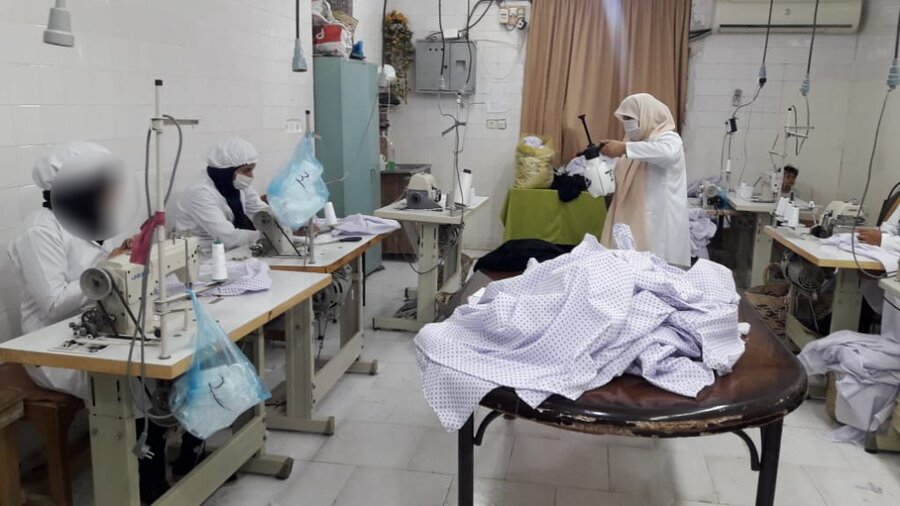 تولید لباس‌های کادر درمانی به همت زنان سرپرست خانوار استان قزوین 