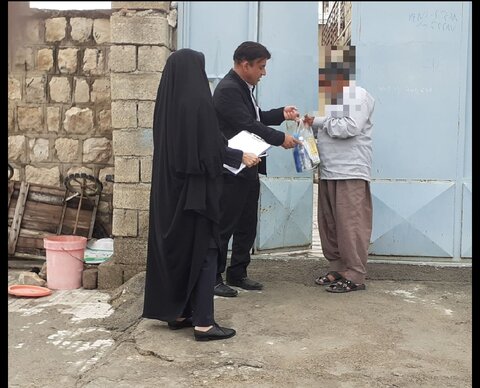 بدره/گزارش تصویری/ توزیع اقلام بهداشتی بین ساکنان مناطق حاشیه نشین