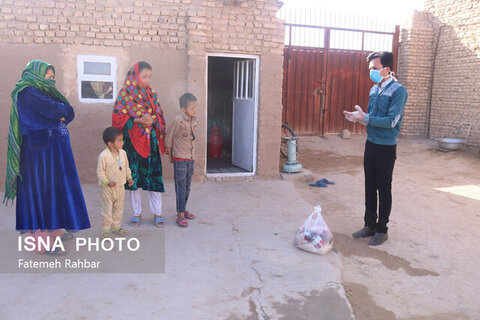 ایسنا | توزیع بسته‌های غذایی بین کودکان کار مناطق محروم یزد + تصاویر
