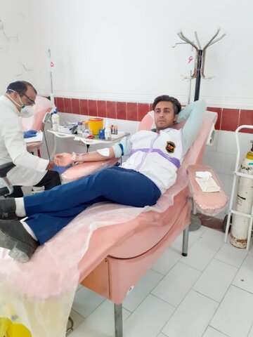 پرسنل اورژانس اجتماعی خون خود را به بیماران نیازمند اهدا کردند
