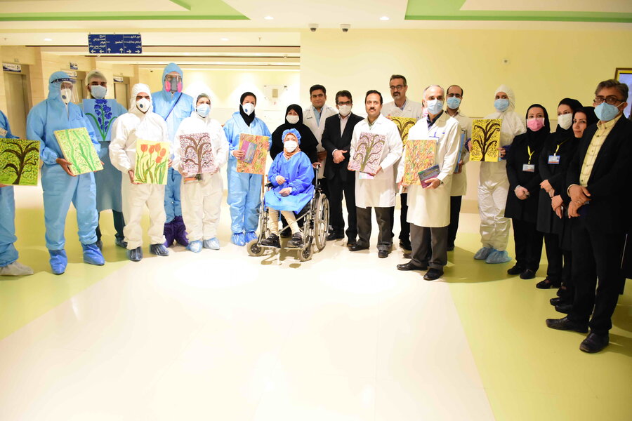 در رسانه | نقاش معلول آثار خود را به بیمارستان امام رضا(ع) هدیه کرد
