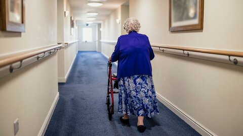 ببینید| اذعان نخست وزیر انگلیس به بالا بودن تلفات کرونا در خانه های سالمندان انگلیس 
