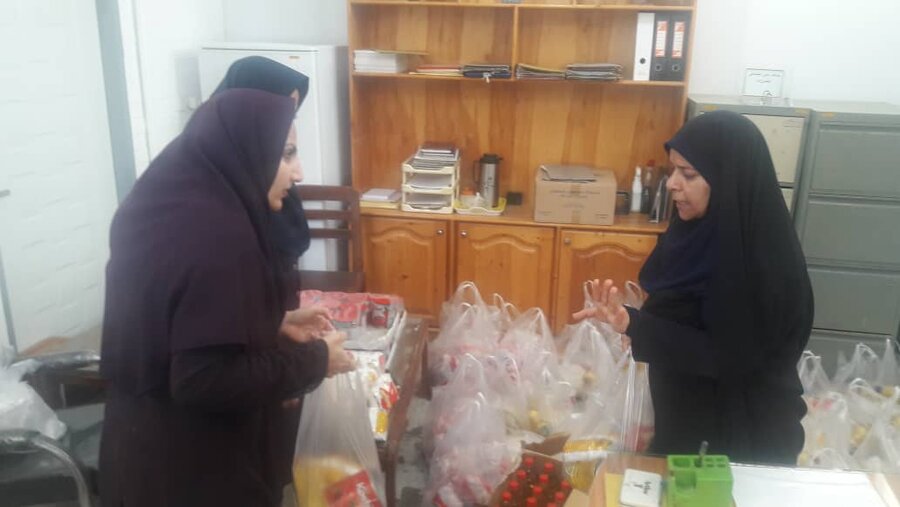 توزیع سبد غذایی بین مددجویان مدیریت بهزیستی شهرستان بوشهر
