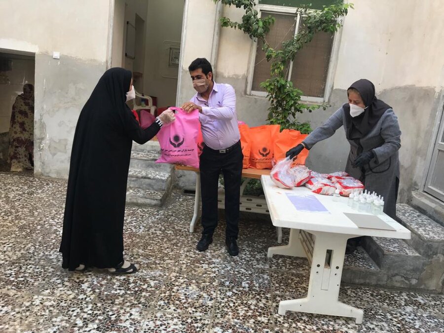 بسته های مواد غذایی و بهداشتی بین خانواده های کودکان کار و خیابانی تحت پوشش مدیریت بهزیستی شهرستان بوشهر توزیع شد