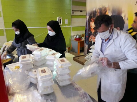 توزیع  غذای گرم بین مددجویان بهزیستی شهرستان اردبیل