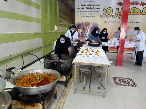 توزیع  غذای گرم بین مددجویان بهزیستی شهرستان اردبیل