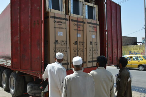 توزیع 1370 دستگاه یخچال اهدائی بانک ملت به مددجویان آسیب دیده از سیل استان سیستان و بلوچستان