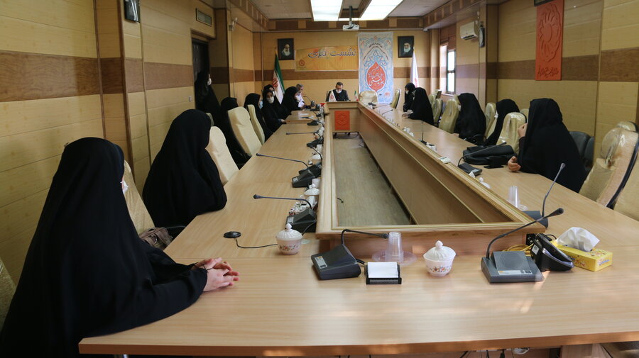 دیدار جمعی از زنان سرپرست خانوار با مدیر کل بهزیستی استان قم