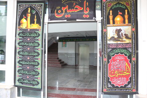 تصاویر| نصب کتیبه های عزاداری سرور و سالار شهیدان در ساختمان بهزیستی کشور